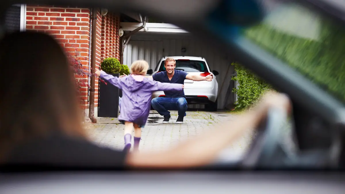 Kind freut sich auf Papa
