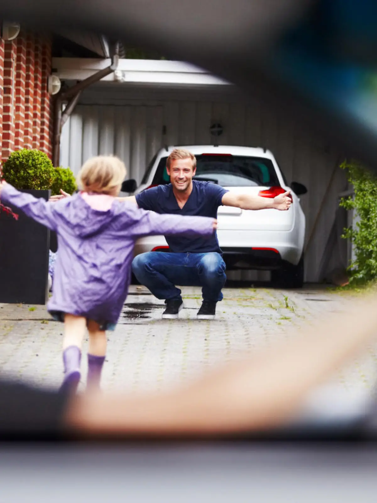 Kind freut sich auf Papa
