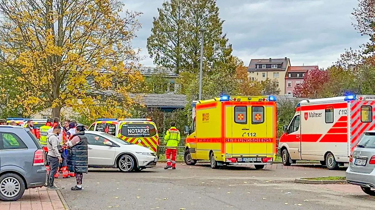 Amoklage an Schule in Offenburg: Schüler verletzt Mitschülerin mit Schusswaffe an Waldbachschule in Offenburg - Polizei kann Tatverdächtigen vor Ort festnehmen - schwerbewaffnete Spezialeinsatzkräfte der Polizei im Einsatz Großeinsatz in der Waldbachschule in Offenburg in Baden-Württemberg. ,,Ein Jugendlicher soll eine Mitschülerin mit einer Schusswaffe verletzt haben , so die Polizei in einer Mitteilung. Die Polizei teilt weiter mit, das ein Tatverdächtiger festgenommen werden konnte. Ein Großaufgebot an starken Polizeikräften ist vor Ort. Kräfte des Spezialeinsatzkommando und mobilen Einsatzkommandos rücken an. Die Schüler bleiben zu ihrer Sicherheit aktuell in den Klassenräumen, so die Polizei in einer Meldung. Die Hintergr Copyright: xEinsatz-Report24x