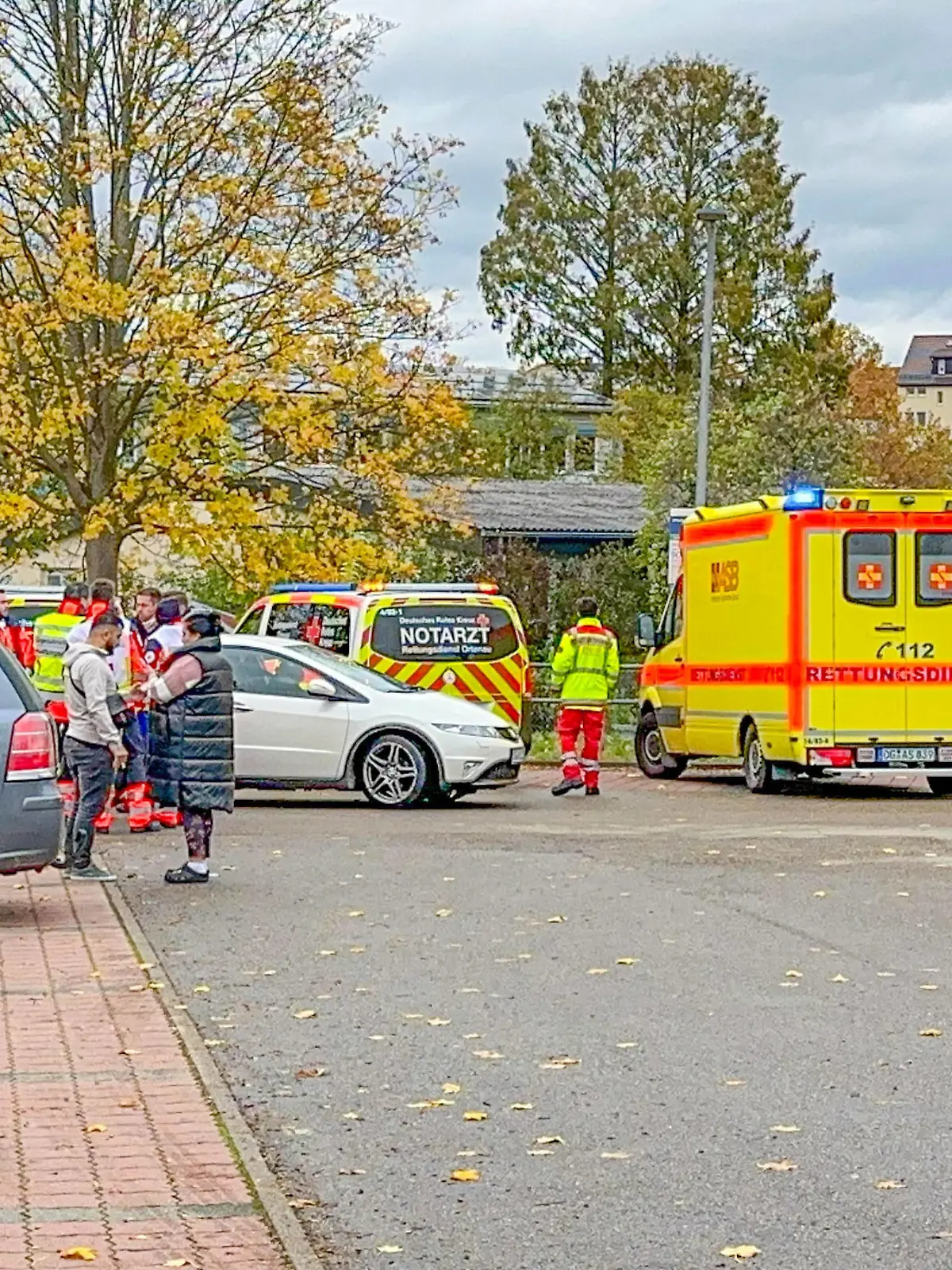 Amoklage an Schule in Offenburg: Schüler verletzt Mitschülerin mit Schusswaffe an Waldbachschule in Offenburg - Polizei kann Tatverdächtigen vor Ort festnehmen - schwerbewaffnete Spezialeinsatzkräfte der Polizei im Einsatz Großeinsatz in der Waldbachschule in Offenburg in Baden-Württemberg. ,,Ein Jugendlicher soll eine Mitschülerin mit einer Schusswaffe verletzt haben , so die Polizei in einer Mitteilung. Die Polizei teilt weiter mit, das ein Tatverdächtiger festgenommen werden konnte. Ein Großaufgebot an starken Polizeikräften ist vor Ort. Kräfte des Spezialeinsatzkommando und mobilen Einsatzkommandos rücken an. Die Schüler bleiben zu ihrer Sicherheit aktuell in den Klassenräumen, so die Polizei in einer Meldung. Die Hintergr Copyright: xEinsatz-Report24x