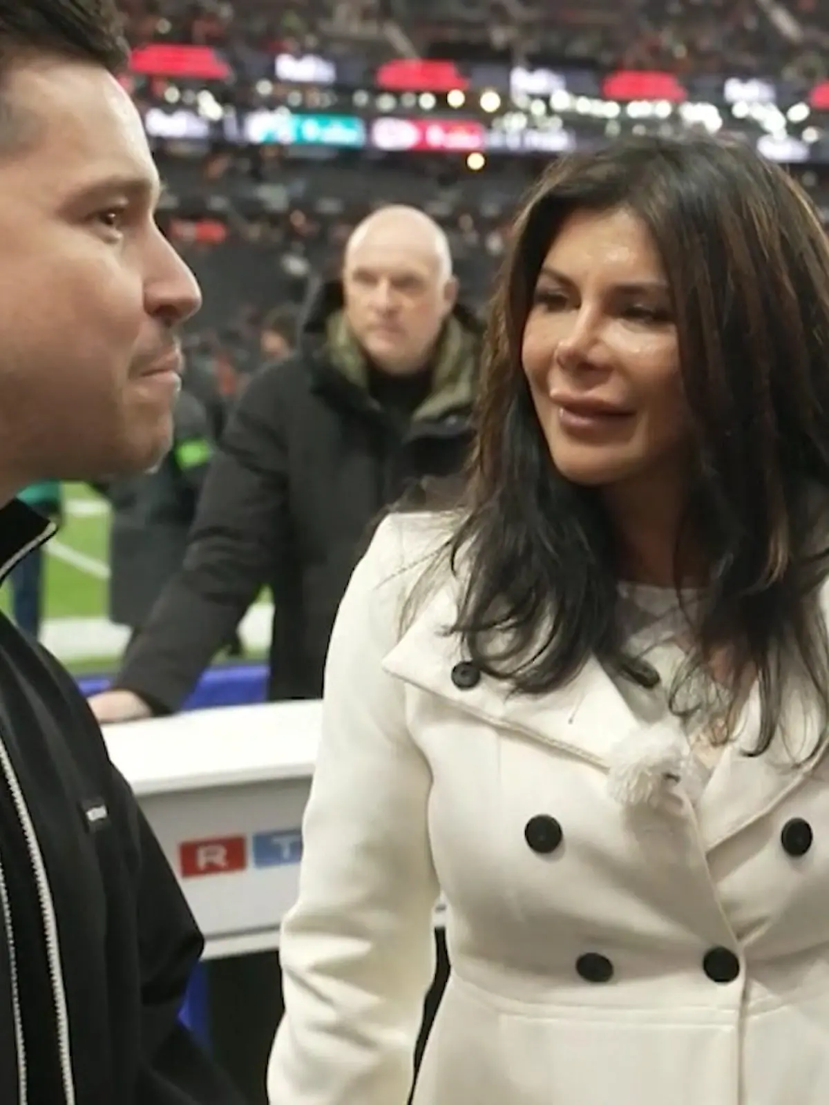 Wo ist Taylor Swift? Wie ist die Stimmung? Wie sieht es in den Logen aus? Und sogar: Wie fühlt sich der Rasen an? Popstar Indira Weis von Bro'Sis ist unsere rasende Reporterin im Frankfurter Stadion während des NFL-Spiels. Viel Stimmung, wenig Taylor Swift - im Video.