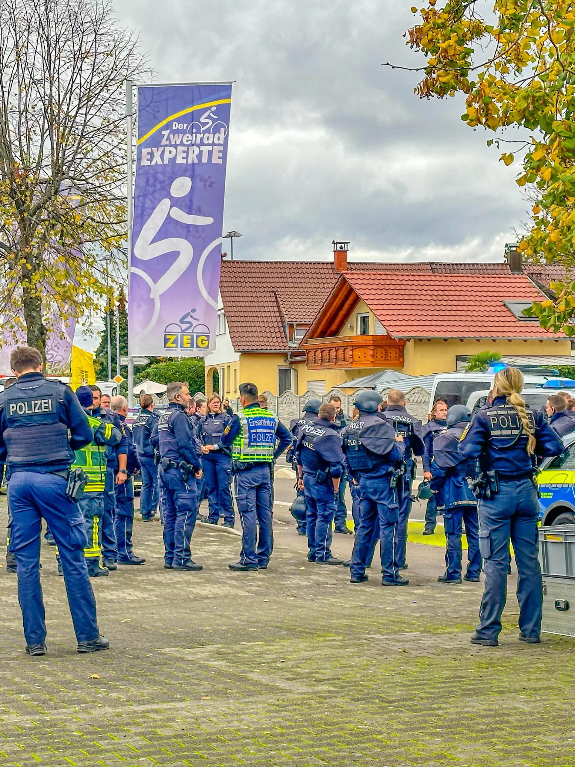 Amoklage an Schule in Offenburg: Schüler verletzt Mitschülerin mit Schusswaffe an Waldbachschule in Offenburg - Polizei kann Tatverdächtigen vor Ort festnehmen - schwerbewaffnete Spezialeinsatzkräfte der Polizei im Einsatz Großeinsatz in der Waldbachschule in Offenburg in Baden-Württemberg. ,,Ein Jugendlicher soll eine Mitschülerin mit einer Schusswaffe verletzt haben , so die Polizei in einer Mitteilung. Die Polizei teilt weiter mit, das ein Tatverdächtiger festgenommen werden konnte. Ein Großaufgebot an starken Polizeikräften ist vor Ort. Kräfte des Spezialeinsatzkommando und mobilen Einsatzkommandos rücken an. Die Schüler bleiben zu ihrer Sicherheit aktuell in den Klassenräumen, so die Polizei in einer Meldung. Die Hintergr Copyright: xEinsatz-Report24x