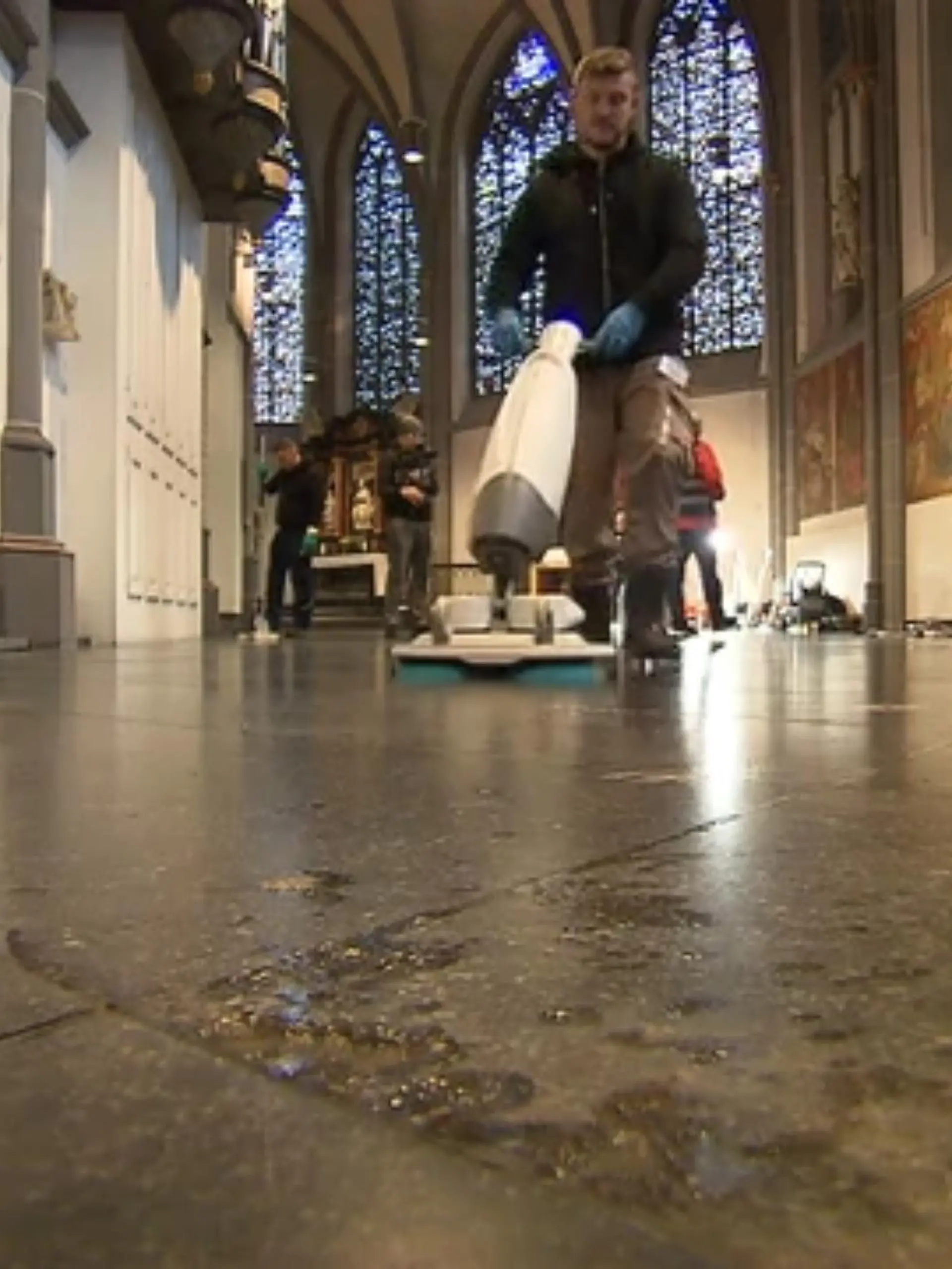 Deutschlands beste Gebäudereiniger-Gesellen putzen heute in der Basilika Sankt Lambertus in Düsseldorf um die Wette. Denn dort findet das Finale der Deutschen Meisterschaft der Gebäudereiniger statt. Auch NRW-Wirtschaftsministerin Mona Neubaur schaute vorbei. Die Disziplinen: Textil-, Hartboden- und Glasreinigung, für jede Aufgabe gab es zwei Stunden Zeit. Alle Putz-Profis hier haben mindestens die Note „gut“ in ihrer Gesellenprüfung geschafft und sind höchstens 27 Jahre alt.