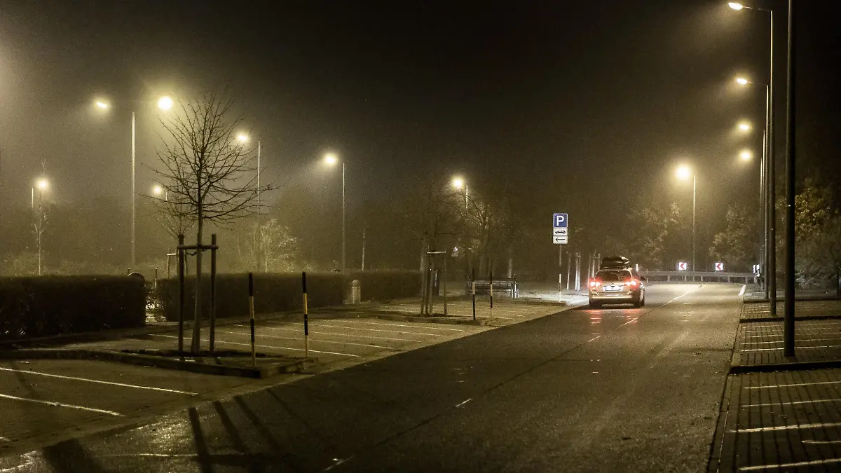 Ein Auto mit Dachbox, aufgenommen in der Nacht auf dem Rastplatz Freienhufener Eck bei Schipkau, 14.11.2021. Copyright: Florian Gaertner/photothek.de