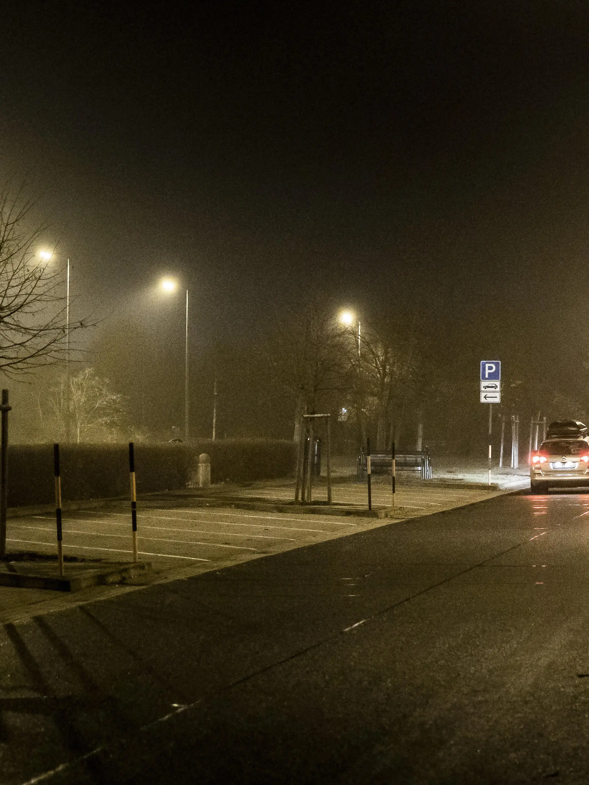 Ein Auto mit Dachbox, aufgenommen in der Nacht auf dem Rastplatz Freienhufener Eck bei Schipkau, 14.11.2021. Copyright: Florian Gaertner/photothek.de