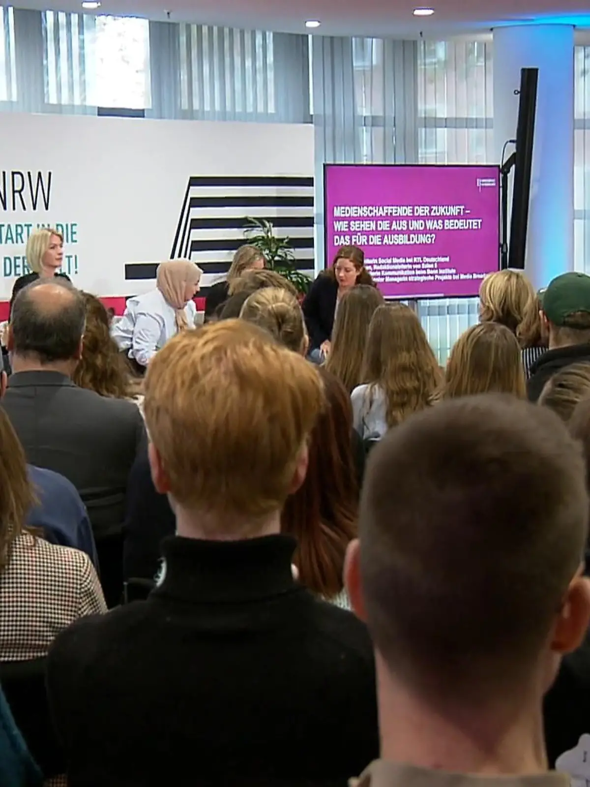 Der Alltag für Journalisten bei RTL WEST ist vor allem eins: Abwechslungsreich. Kein Tag ist wie der andere. Und die Branche bietet viele Möglichkeiten: Ob Redakteur, Social Media Manager, Kameramann oder sogar Moderator. Wer sich für eine Karriere in den Medien interessiert, konnte sich heute in Düsseldorf bei der Landesanstalt für Medien NRW schlaumachen.