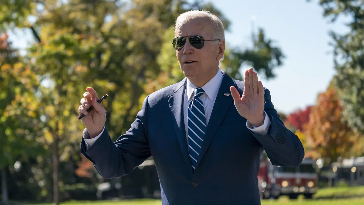 US President Joe Biden makes a remarks to the news media as he walks to board Marine One on the South Lawn of the White House in Washington, DC on October 27, 2022. President Biden is traveling to New York where he will deliver remarks on Micron s plan to invest in CHIPS manufacturing. 1 WAX20221027808 ShawnxThew