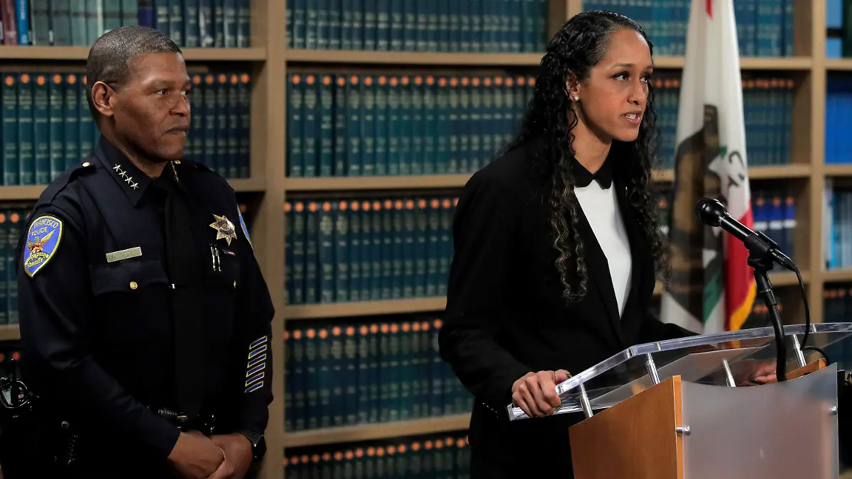 31.10.2022, USA, San Francisco: Die Staatsanwältin von San Francisco, Brooke Jenkins, verkündet die Anklage gegen den mutmaßlichen 42-Jährigen Täter während einer Pressekonferenz mit dem Polizeichef von San Francisco, Bill Scott. Der Mann wird beschuldigt, den Ehemann der Parlamentspräsidentin Nancy Pelosi mit einem Hammer angegriffen zu haben. Foto: Carlos Avila Gonzalez/San Francisco Chronicle via AP/dpa - ACHTUNG: Nur zur redaktionellen Verwendung und nur mit vollständiger Nennung des vorstehenden Credits +++ dpa-Bildfunk +++