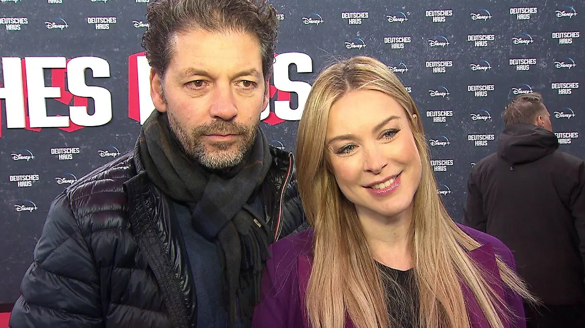GZSZ-Star Nina Ensmann und ihr Partner Marc plaudern auf dem Roten Teppich über die Schwangerschaft.
