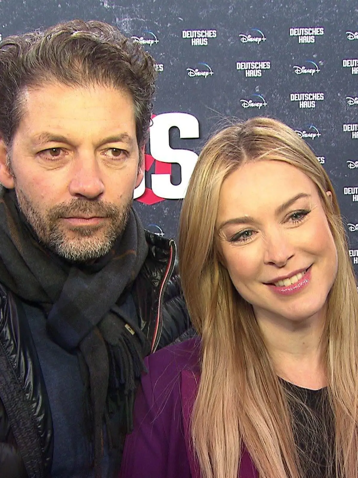 GZSZ-Star Nina Ensmann und ihr Partner Marc plaudern auf dem Roten Teppich über die Schwangerschaft.