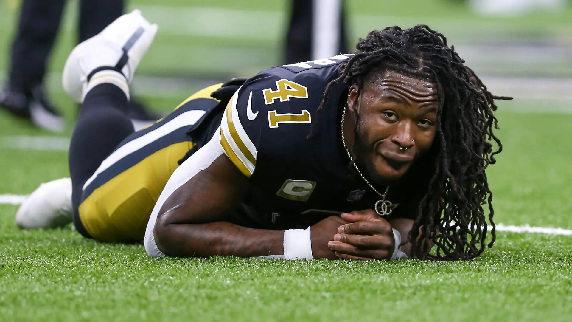  NFL, American Football Herren, USA Los Angeles Rams at New Orleans Saints Nov 20, 2022 New Orleans, Louisiana, USA New Orleans Saints running back Alvin Kamara 41 stretches before the game against the Los Angeles Rams at the Caesars Superdome. New Orleans Caesars Superdome Louisiana USA, EDITORIAL USE ONLY PUBLICATIONxINxGERxSUIxAUTxONLY Copyright: xChuckxCookx ram04 