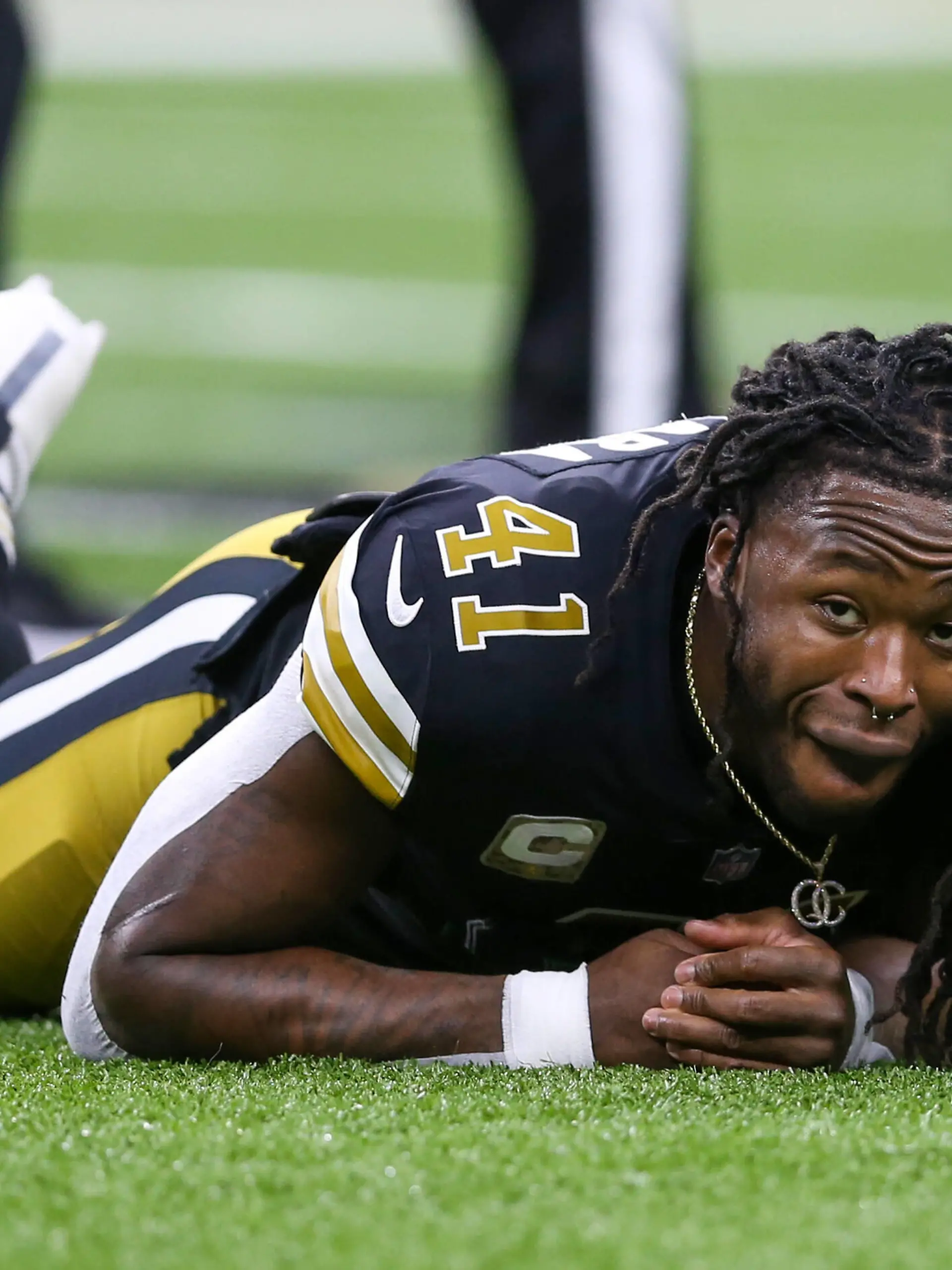  NFL, American Football Herren, USA Los Angeles Rams at New Orleans Saints Nov 20, 2022 New Orleans, Louisiana, USA New Orleans Saints running back Alvin Kamara 41 stretches before the game against the Los Angeles Rams at the Caesars Superdome. New Orleans Caesars Superdome Louisiana USA, EDITORIAL USE ONLY PUBLICATIONxINxGERxSUIxAUTxONLY Copyright: xChuckxCookx ram04 