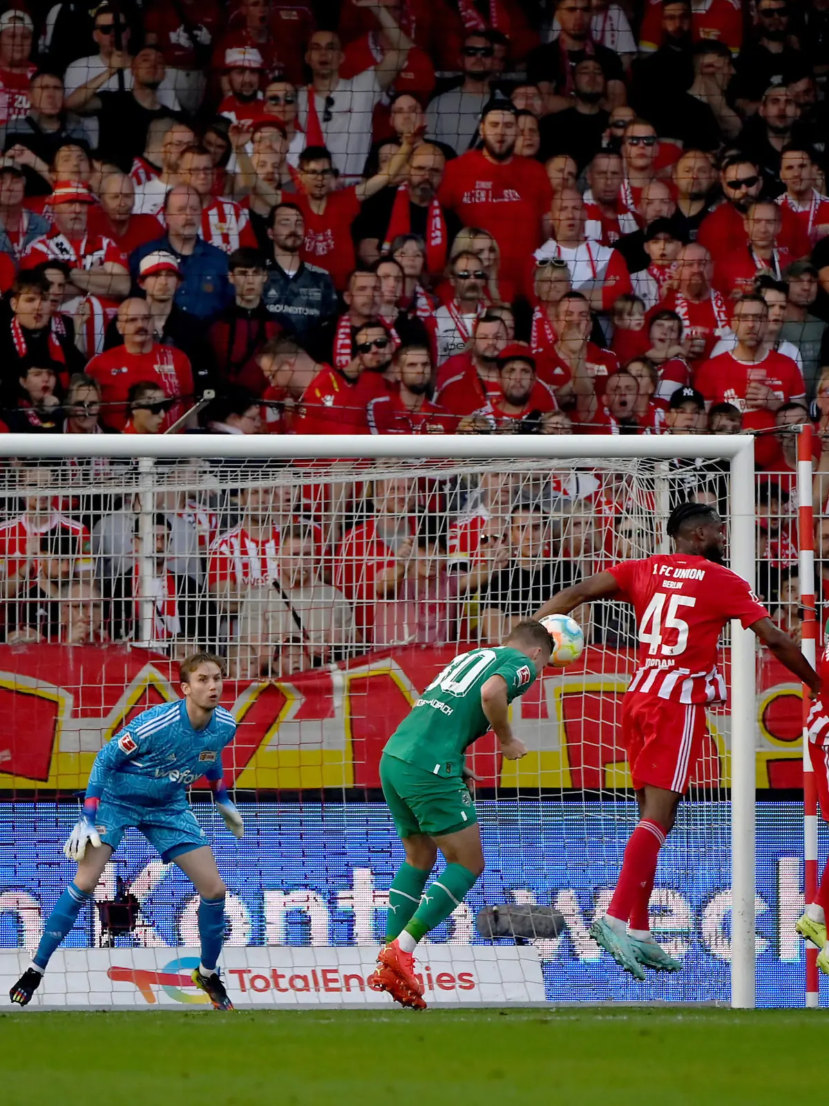  Fussball, Herren, Saison 2022/2023, 1. Bundesliga 12. Spieltag, 1. FC Union Berlin - Borussia Mönchengladbach, Nico Elvedi Nr. 30, Borussia Mönchengladbach erzielt das Tor zum 0:1 gegen Torwart Frederik Rönnow 1. FC Union, mit der 45 Jordan Siebatcheu 1. FC Union Berlin, 30.10. 2022, *** Football, men, season 2022 2023, 1 Bundesliga 12 matchday , 1 FC Union Berlin Borussia Mönchengladbach, Nico Elvedi Nr 30, Borussia Mönchengladbach scores the goal to 0 1 against goalkeeper Frederik Rönnow 1 FC Union , with the 45 Jordan Siebatcheu 1 FC Union Berlin , 30 10 2022, Copyright: xMatthiasxKochx