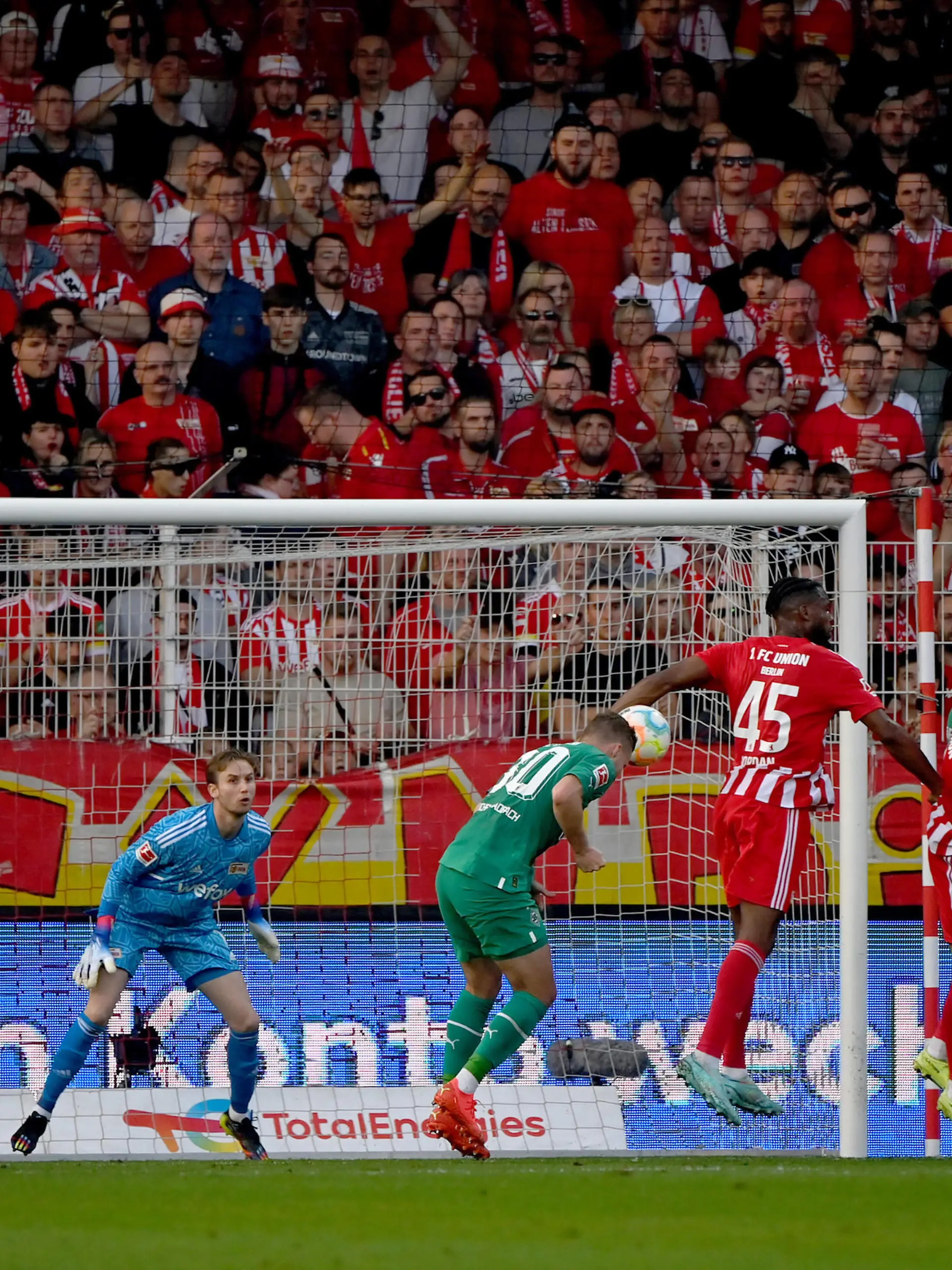  Fussball, Herren, Saison 2022/2023, 1. Bundesliga 12. Spieltag, 1. FC Union Berlin - Borussia Mönchengladbach, Nico Elvedi Nr. 30, Borussia Mönchengladbach erzielt das Tor zum 0:1 gegen Torwart Frederik Rönnow 1. FC Union, mit der 45 Jordan Siebatcheu 1. FC Union Berlin, 30.10. 2022, *** Football, men, season 2022 2023, 1 Bundesliga 12 matchday , 1 FC Union Berlin Borussia Mönchengladbach, Nico Elvedi Nr 30, Borussia Mönchengladbach scores the goal to 0 1 against goalkeeper Frederik Rönnow 1 FC Union , with the 45 Jordan Siebatcheu 1 FC Union Berlin , 30 10 2022, Copyright: xMatthiasxKochx