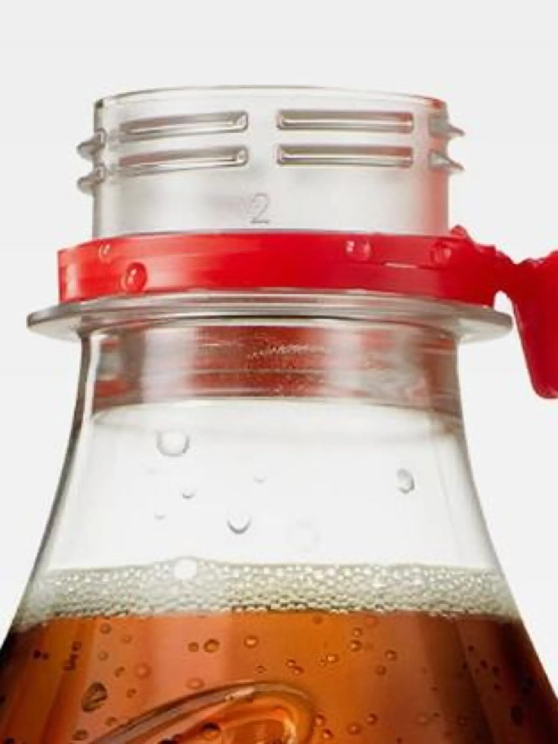 Beim "Tethered Cap"-Flaschenverschluss bleibt der Deckel mit der Flasche verbunden.