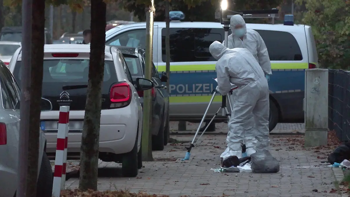 Mitarbeiter der Spurensicherung sind in Heide im Einsatz.