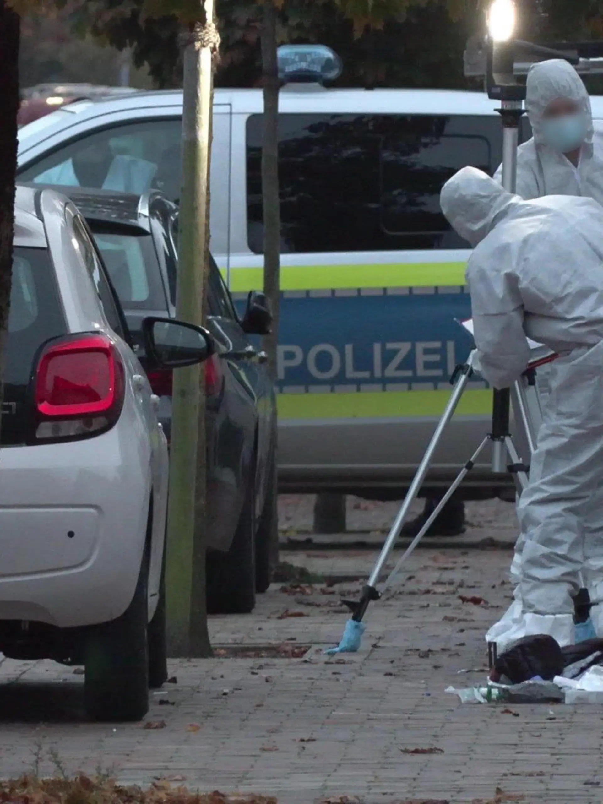 Mitarbeiter der Spurensicherung sind in Heide im Einsatz.