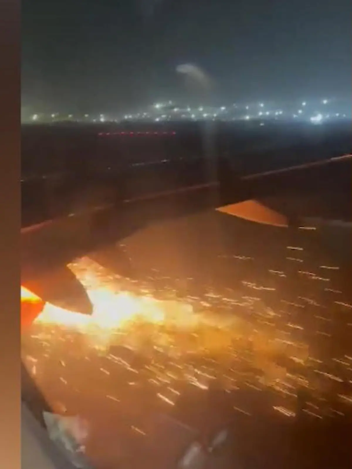 Im indischen Delhi erlebten Passagiere einen Horror-Start. Kurz bevor die Maschine der Billigairline Indigo abheben will, fängt der Flieger Feuer. Das Triebwerk geht in Flammen auf.