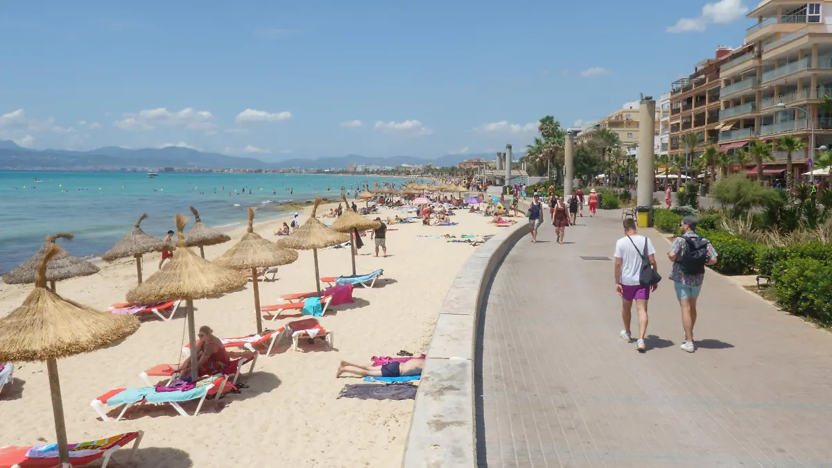 Strandszene an der Playa de Palma und Bucht von Palma im Sommer 2023 - Standabschnit SArenalStrandszene an der Playa de Palma und Bucht von Palma im Sommer 2023 - Standabschnit SArenal, Palma Mallorca Spanien Playa de Palma *** Beach scene at the Playa de Palma and Bay of Palma in summer 2023 Stand section SArenal Beach scene at the Playa de Palma and Bay of Palma in summer 2023 Stand section SArenal, Palma Mallorca Spain Playa de Palma
