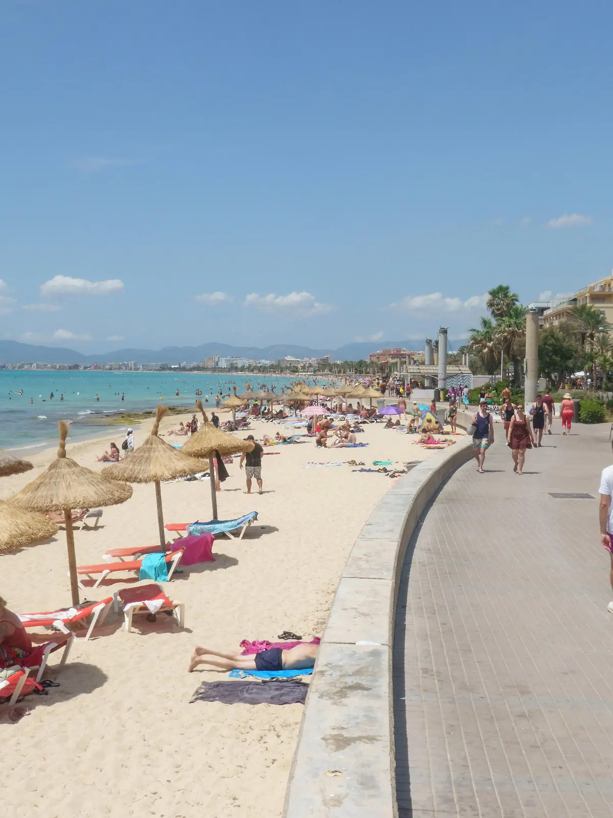 Strandszene an der Playa de Palma und Bucht von Palma im Sommer 2023 - Standabschnit SArenalStrandszene an der Playa de Palma und Bucht von Palma im Sommer 2023 - Standabschnit SArenal, Palma Mallorca Spanien Playa de Palma *** Beach scene at the Playa de Palma and Bay of Palma in summer 2023 Stand section SArenal Beach scene at the Playa de Palma and Bay of Palma in summer 2023 Stand section SArenal, Palma Mallorca Spain Playa de Palma