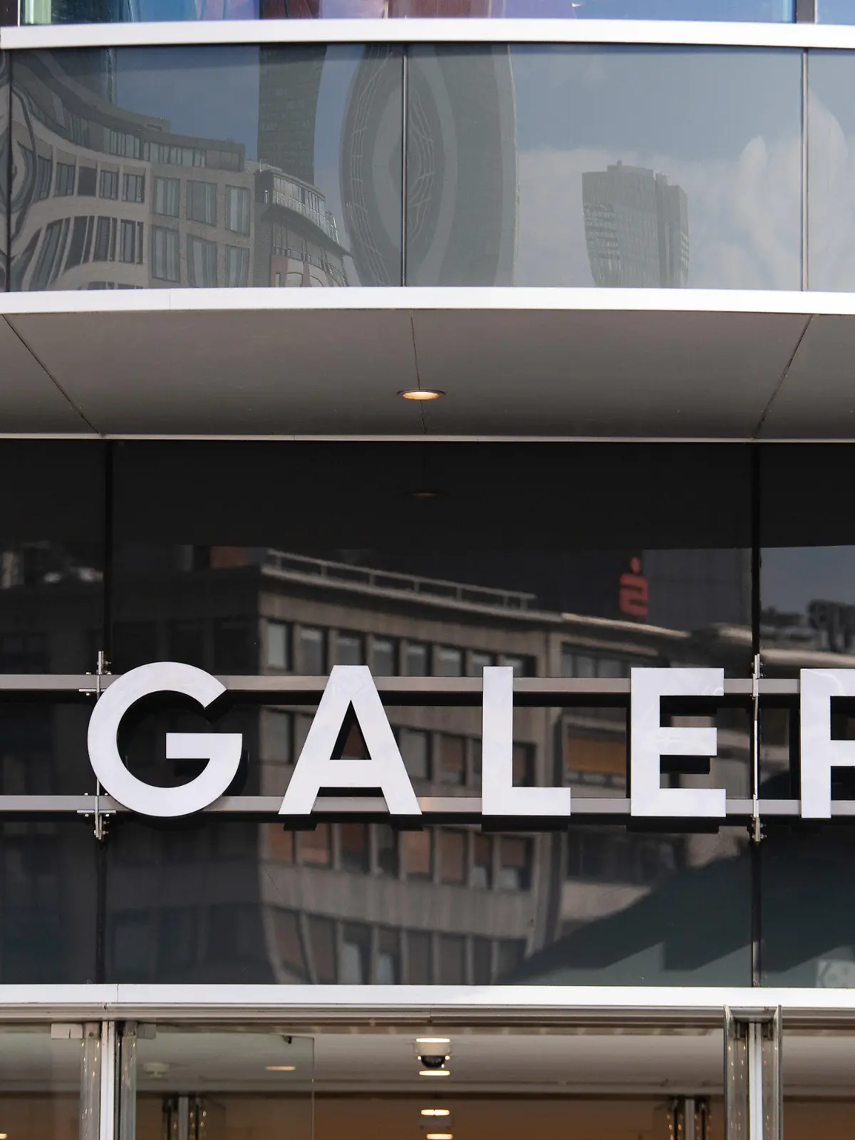 16.10.2021, Hessen, Frankfurt/Main: Die neu gestaltete ·Galeria· an der Hauptwache in Frankfurt. Die Handelskette Galeria Karstadt Kaufhof GmbH hat für ihre Häuser ein komplett neues Konzept umgesetzt. Foto: Boris Roessler/dpa +++ dpa-Bildfunk +++