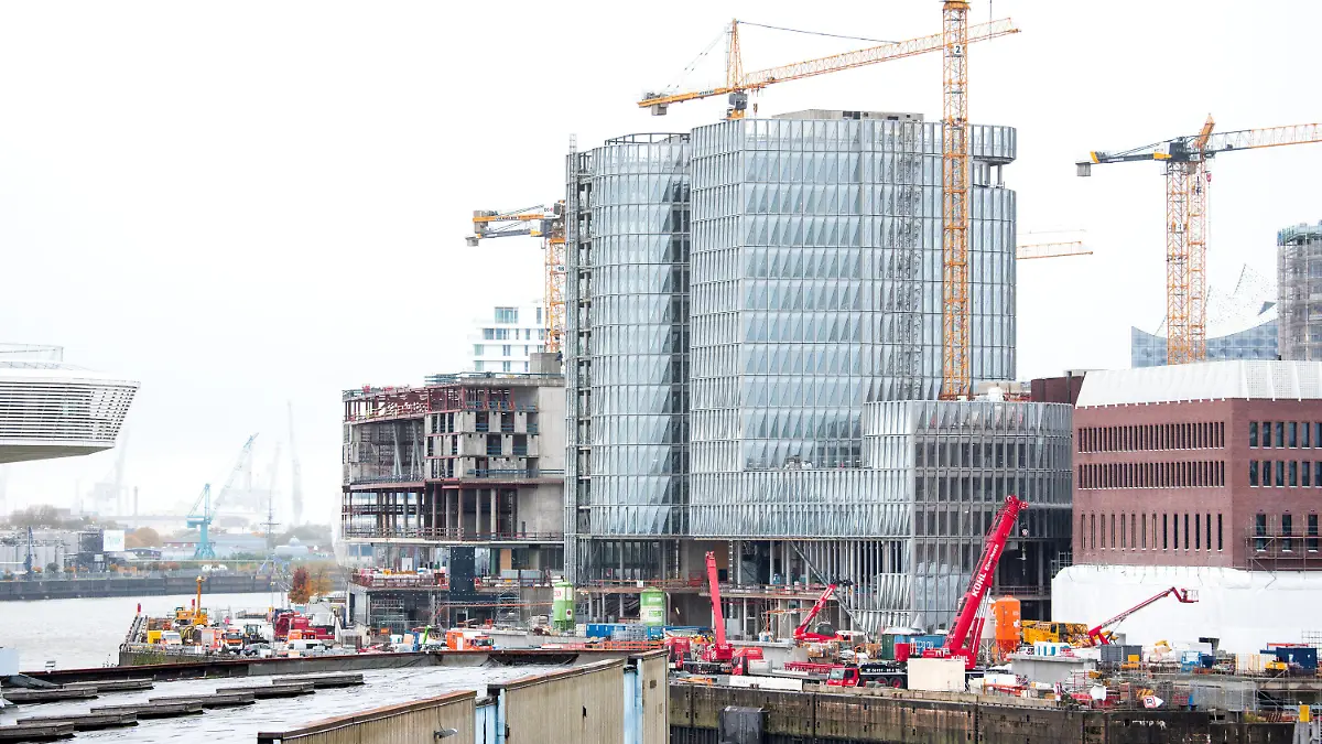 31.10.2023, Hamburg: Einsatzfahrzeuge und Kräne stehen in der Hafencity auf einer Baustelle. Nach dem verheerenden Unfall auf einer Großbaustelle mit vier Toten gehen am Dienstag die Ermittlungen zur Unglücksursache weiter. Foto: Daniel Bockwoldt/dpa +++ dpa-Bildfunk +++