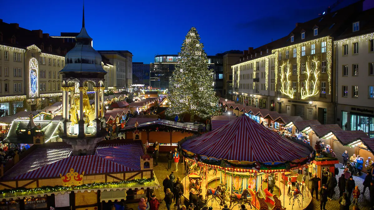 ARCHIV - 21.11.2022, Sachsen-Anhalt, Magdeburg: Besucher gehen über den Weihnachtsmarkt der Landeshauptstadt. Die Veranstalter in Sachsen-Anhalt hoffen in diesem Jahr wieder auf einen «normalen» Weihnachtsmarkt. (zu dpa: «Weihnachtsmarktbetreiber freuen sich auf «normalen» Betrieb») Foto: Klaus-Dietmar Gabbert/dpa +++ dpa-Bildfunk +++