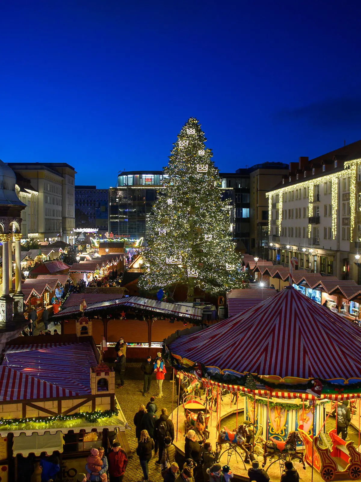 ARCHIV - 21.11.2022, Sachsen-Anhalt, Magdeburg: Besucher gehen über den Weihnachtsmarkt der Landeshauptstadt. Die Veranstalter in Sachsen-Anhalt hoffen in diesem Jahr wieder auf einen «normalen» Weihnachtsmarkt. (zu dpa: «Weihnachtsmarktbetreiber freuen sich auf «normalen» Betrieb») Foto: Klaus-Dietmar Gabbert/dpa +++ dpa-Bildfunk +++