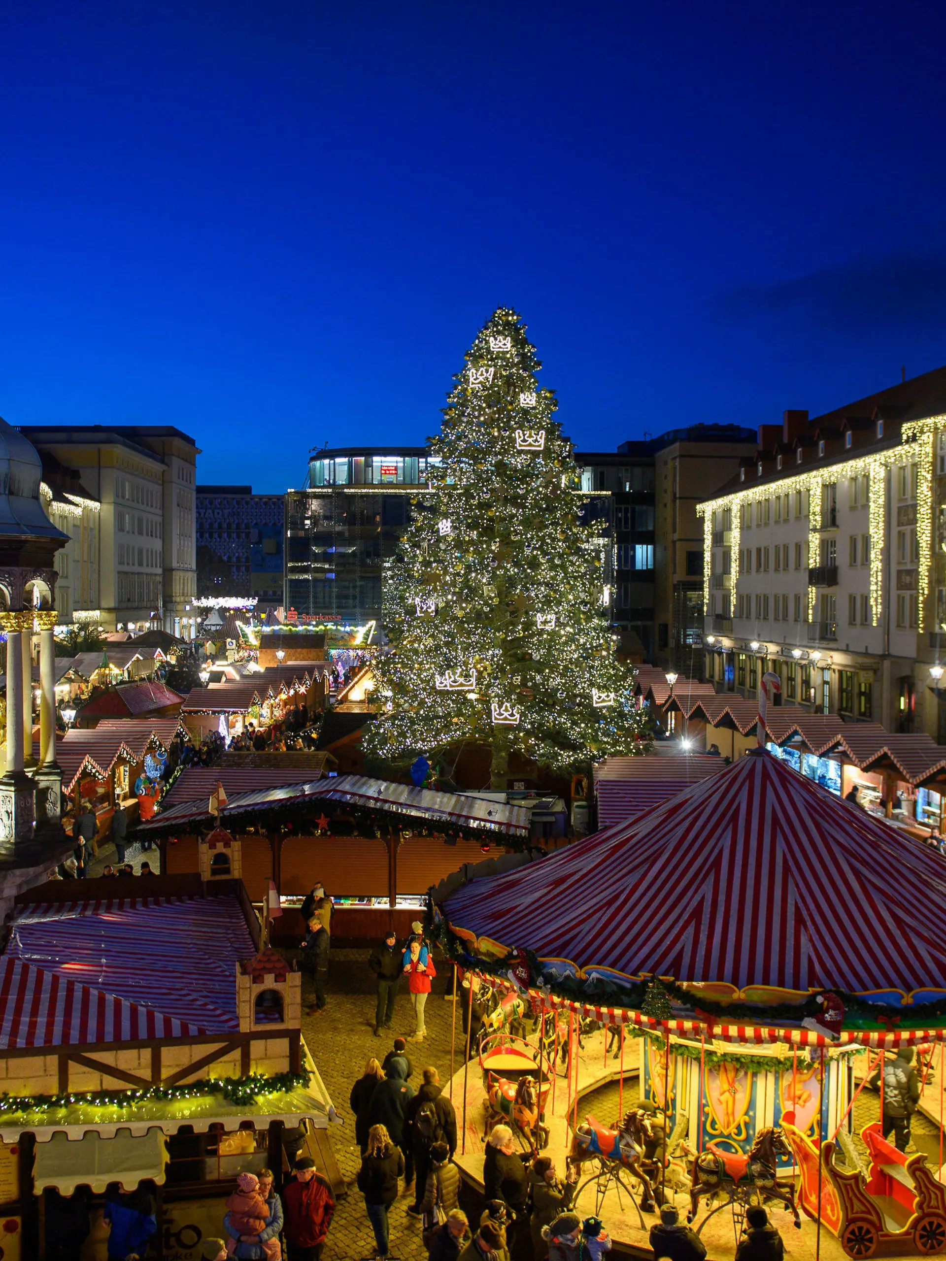 ARCHIV - 21.11.2022, Sachsen-Anhalt, Magdeburg: Besucher gehen über den Weihnachtsmarkt der Landeshauptstadt. Die Veranstalter in Sachsen-Anhalt hoffen in diesem Jahr wieder auf einen «normalen» Weihnachtsmarkt. (zu dpa: «Weihnachtsmarktbetreiber freuen sich auf «normalen» Betrieb») Foto: Klaus-Dietmar Gabbert/dpa +++ dpa-Bildfunk +++