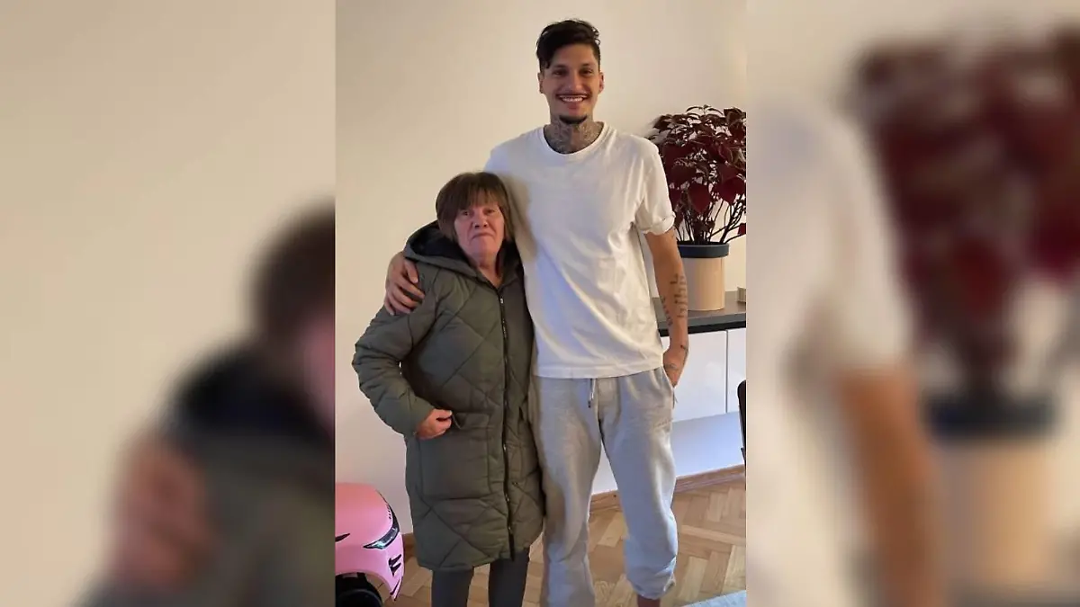 Yasin Mohamed und Yeliz Koc' Oma scheinen sich blendend zu verstehen.