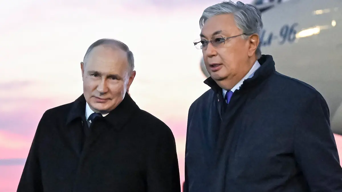 09.11.2023, Kasachstan, Astana: Auf diesem von der staatlichen russischen Nachrichtenagentur Sputnik via AP veröffentlichte Foto empfängt Kassym-Jomart Tokajew (r), Präsident von Kasachstan, Wladimir Putin, Präsident von Russland, nach seiner Ankunft auf dem internationalen Flughafen außerhalb von Astana, Kasachstan, Donnerst. Foto: Pavel Bednyakov/Pool Sputnik Kremlin/AP/dpa - ACHTUNG: Nur zur redaktionellen Verwendung und nur mit vollständiger Nennung des vorstehenden Credits +++ dpa-Bildfunk +++