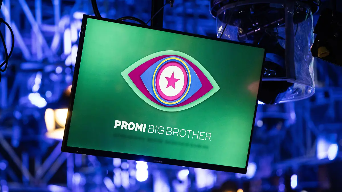 09.08.2019, Nordrhein-Westfalen, Köln: Ein Fernseher hängt bei der Auftaktshow zur neuen Staffel der Sat.1 Realityshow "Promi Big Brother" auf der Bühne. Foto: Marcel Kusch/dpa | Verwendung weltweit