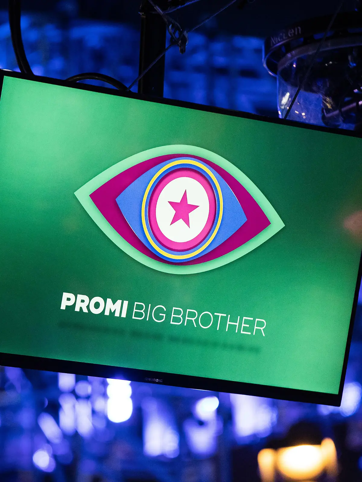 09.08.2019, Nordrhein-Westfalen, Köln: Ein Fernseher hängt bei der Auftaktshow zur neuen Staffel der Sat.1 Realityshow "Promi Big Brother" auf der Bühne. Foto: Marcel Kusch/dpa | Verwendung weltweit