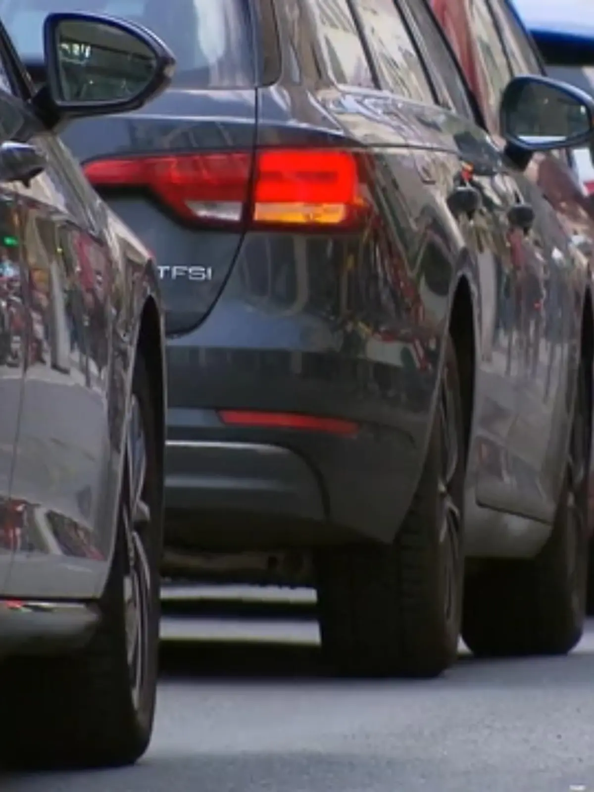 In Köln wird über eine City-Maut nachgedacht. Das hieße: Alle Autofahrer, die in die Stadt wollen, müssten zahlen. Darüber denken mehrere Parteien nach und wollen eine Machbarkeitsstudie durchführen. Das Ziel: Weniger Verkehr in der Innenstadt. Stattdessen sollen die Menschen zum Beispiel mit Bus und Bahn fahren.