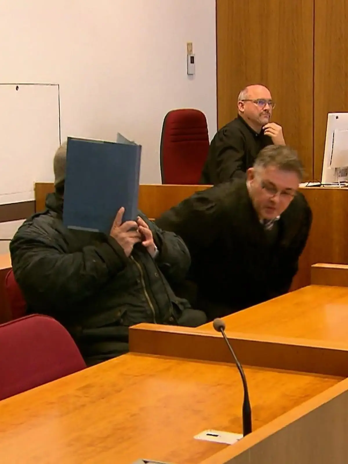 In Bonn begann heute der Prozess gegen einen Pädagogen aus dem Oberbergischen Kreis. Der 56-Jährige arbeitete dort in einem Internat und war sogar der Vertrauenslehrer der Kinder. Und ausgerechnet er soll mehrere Jungs missbraucht haben.