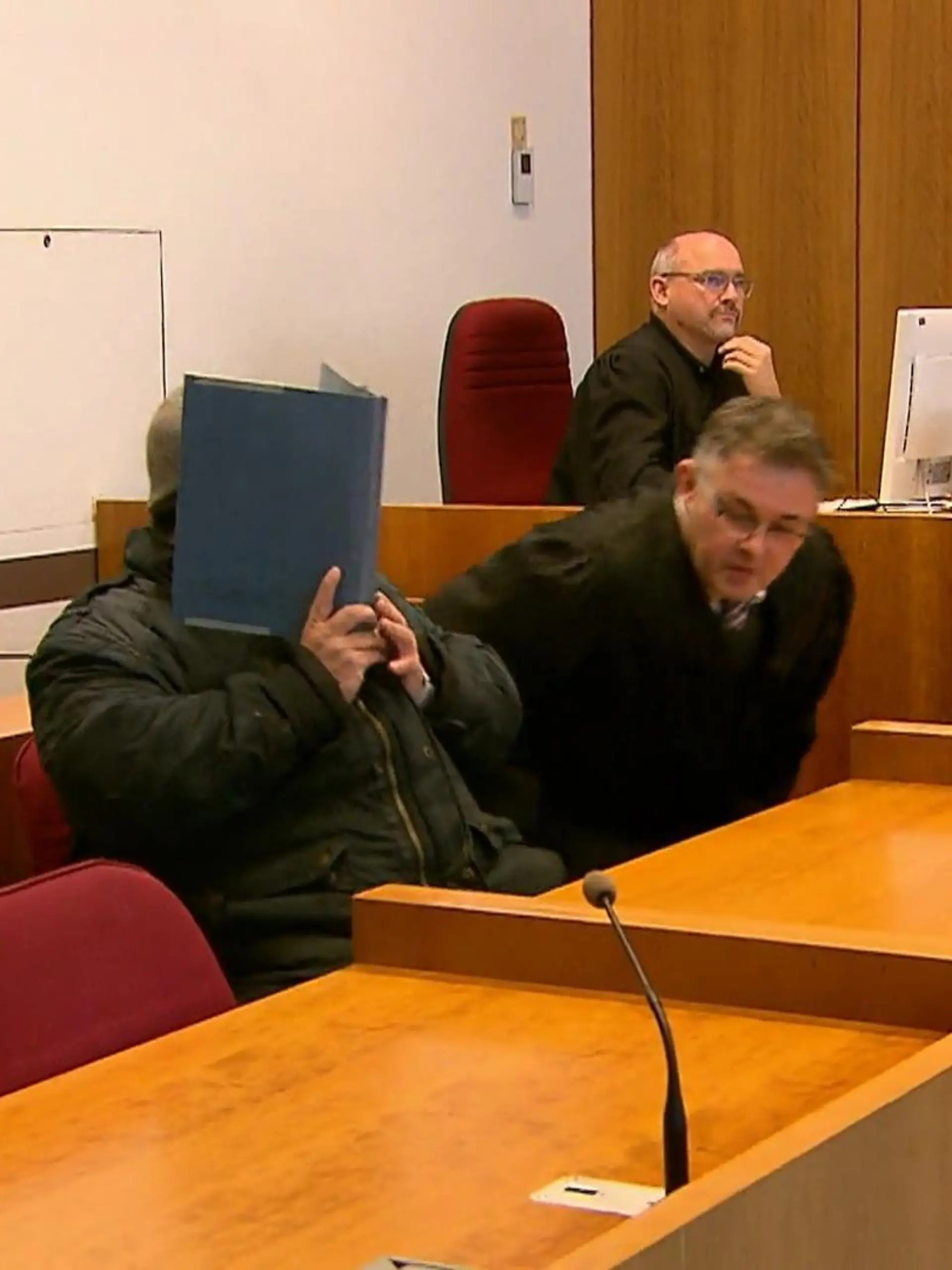 In Bonn begann heute der Prozess gegen einen Pädagogen aus dem Oberbergischen Kreis. Der 56-Jährige arbeitete dort in einem Internat und war sogar der Vertrauenslehrer der Kinder. Und ausgerechnet er soll mehrere Jungs missbraucht haben.