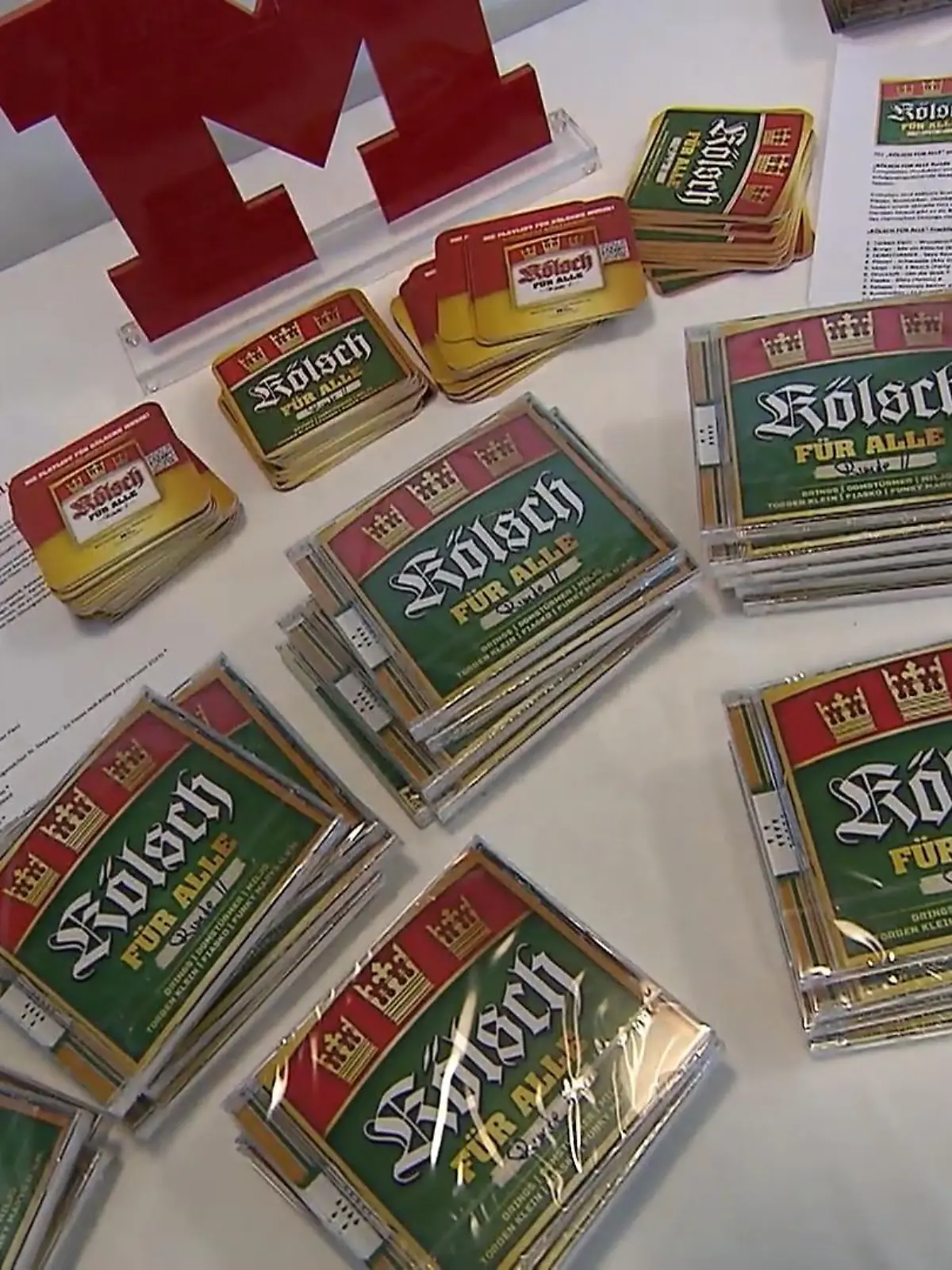 Morgen startet die neue Karnevalssession. Und natürlich gehören Kölsche Lieder einfach dazu. Viva Colonia, Guten Morgen Barbarossaplatz oder auch Superjeilezick. Alles Klassiker. Mit der Karnevalsplatte „Kölsch für alle – Runde 2“ kommen jetzt alle auf ihre Kosten. Darauf: 19 neue jecke Nummern von Künstlern wie Brings, Domstürmer und Miljö.