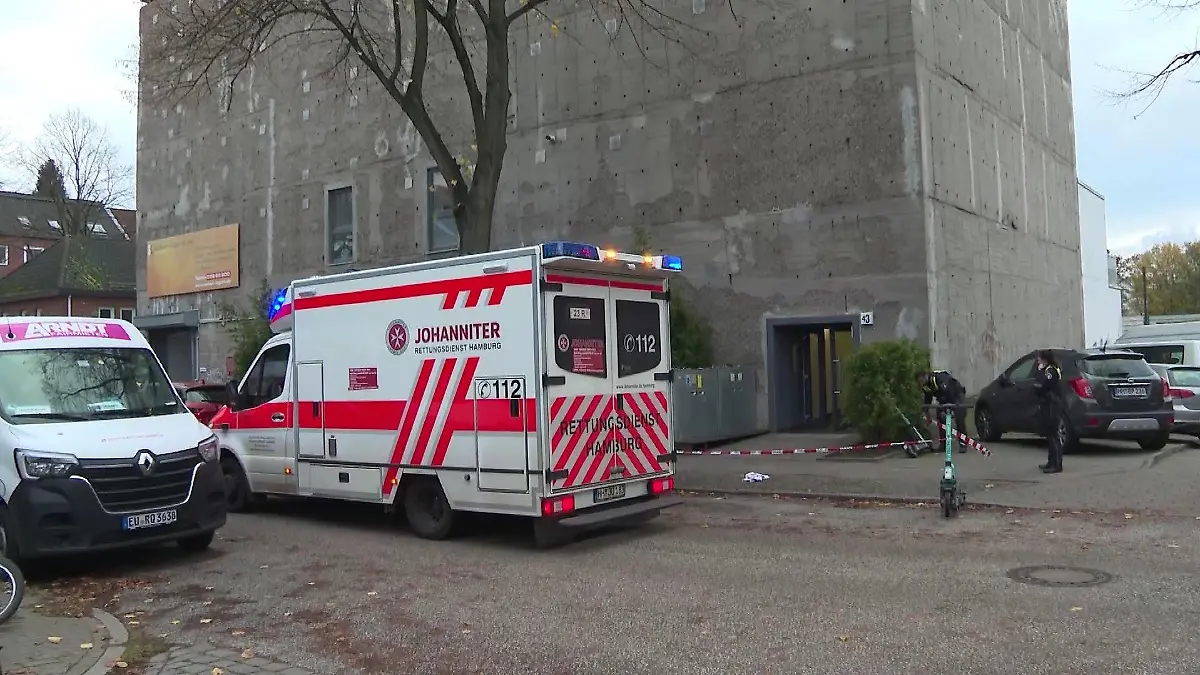 In Hamburg Eilbek stürzt ein Kind (6) aus dem 6. Obergeschoss eines Mehrfamilienhauses.
