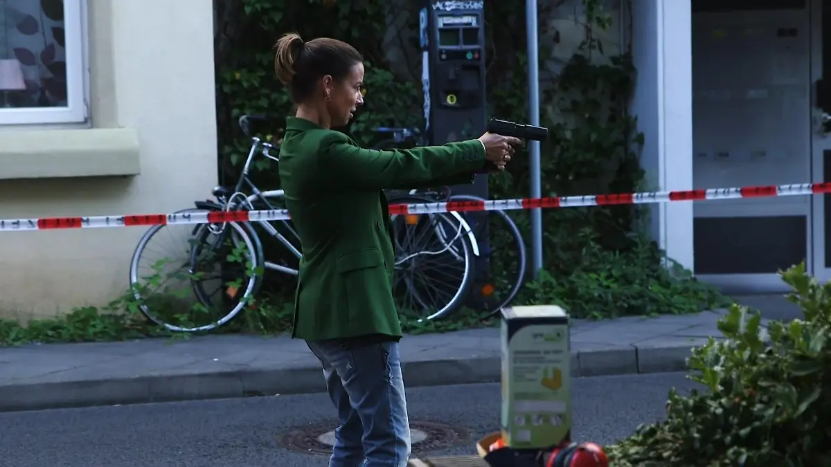 Isabell Hertel musste sich überwinden Mit Waffe am „Unter uns“-Set