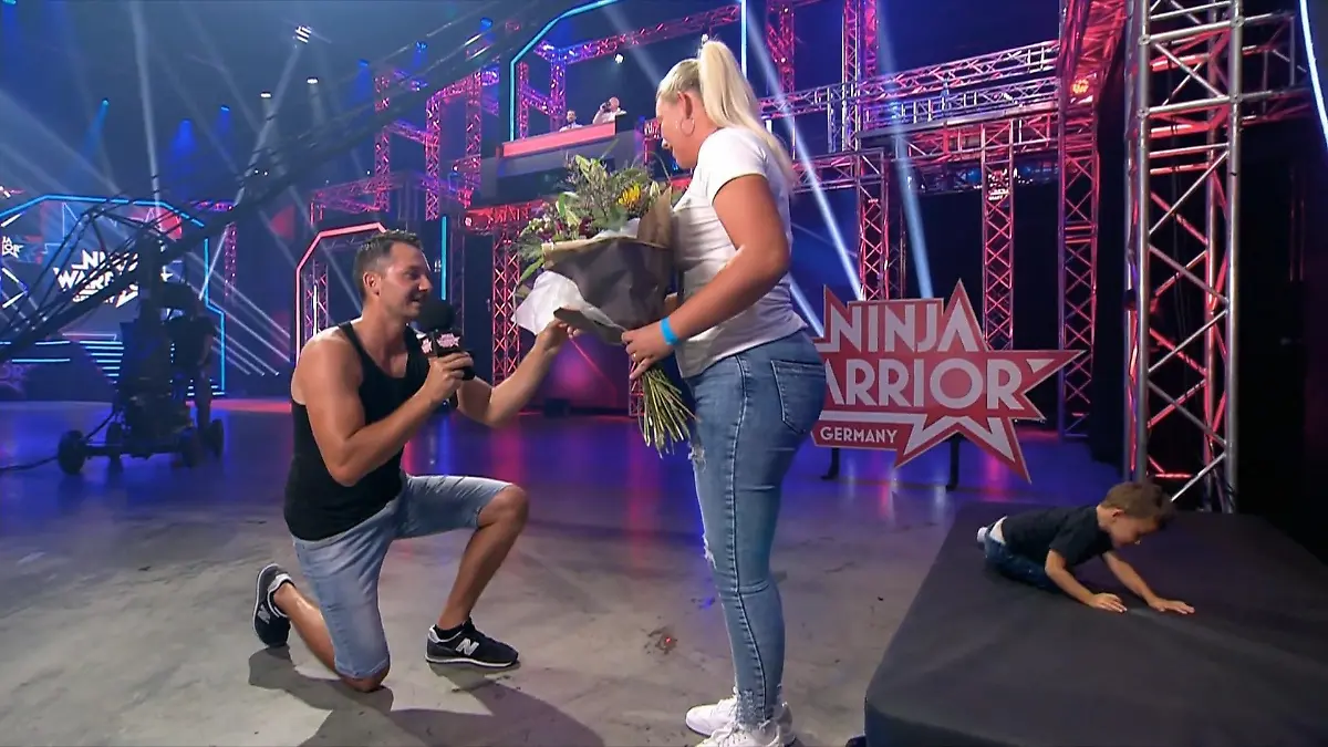 Roy überrascht seine Freundin in der Show mit einem Antrag Premiere bei „Ninja Warrior Germany"