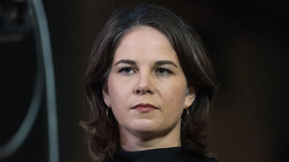  Aussenministerin Annalena Baerbock beim TV Interview - Der Parteitag von Bündnis 90/Die Grünen im WCCB in Bonn ist die 48. Bundesdelegiertenkonferenz BDK der Partei. Nach drei digitalen Parteitagen gibt es nun wieder ein Treffen in Präsenz. 15.10.2022 Bonn Gronau NRW Deutschland *** Foreign Minister Annalena Baerbock at the TV interview The party conference of Bündnis 90 Die Grünen in the WCCB in Bonn is the 48 Federal Delegates Conference BDK of the party After three digital party conferences, there is now again a meeting in Presence 15 10 2022 Bonn Gronau NRW Germany
