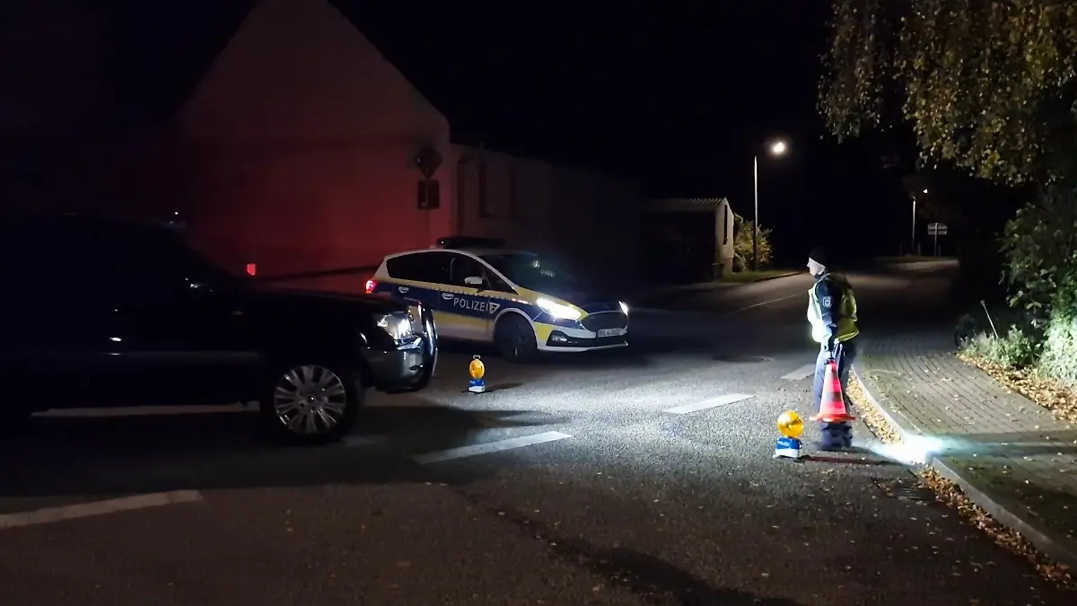 10.11.2023, Brandenburg, Vieritz: Die Polizei ist mit einem Spezialeinsatzkommando zu einem Einsatz im kleinen Ort Vieritz (Landkreis Havelland) ausgerückt. Auslöser sei ein Beschluss des Amtsgerichts, angeregt vom Jugendamt. Foto: Cevin Dettlaff/dpa-Zentralbild/dpa +++ dpa-Bildfunk +++