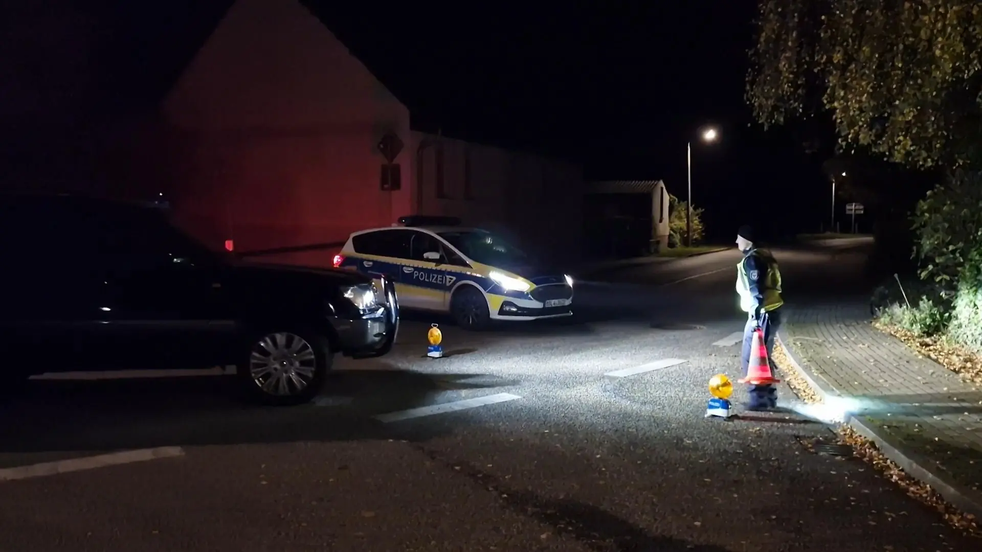 10.11.2023, Brandenburg, Vieritz: Die Polizei ist mit einem Spezialeinsatzkommando zu einem Einsatz im kleinen Ort Vieritz (Landkreis Havelland) ausgerückt. Auslöser sei ein Beschluss des Amtsgerichts, angeregt vom Jugendamt. Foto: Cevin Dettlaff/dpa-Zentralbild/dpa +++ dpa-Bildfunk +++