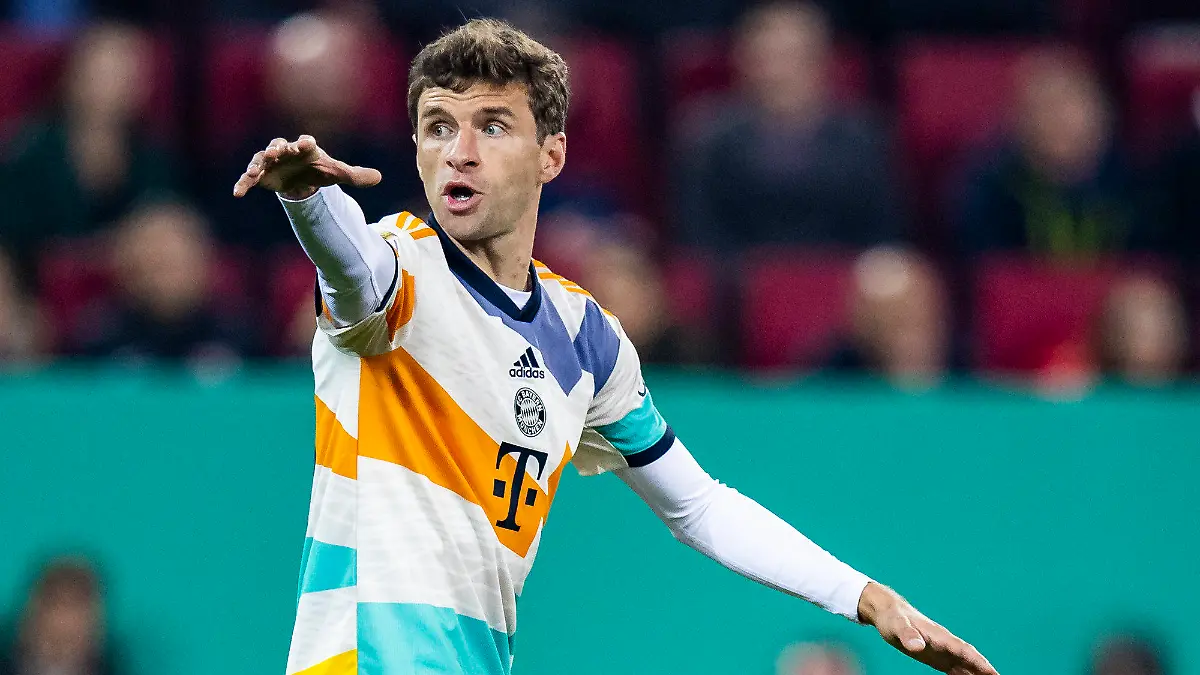 ARCHIV - 19.10.2022, Bayern, Augsburg: Fußball: DFB-Pokal, FC Augsburg - Bayern München, 2. Runde, WWK-Arena. Münchens Thomas Müller gestikuliert. (zu dpa: «Thomas Müller mit Bayerischem Sportpreis ausgezeichnet») Foto: Tom Weller/Deutsche Presse-Agentur GmbH/dpa +++ dpa-Bildfunk +++