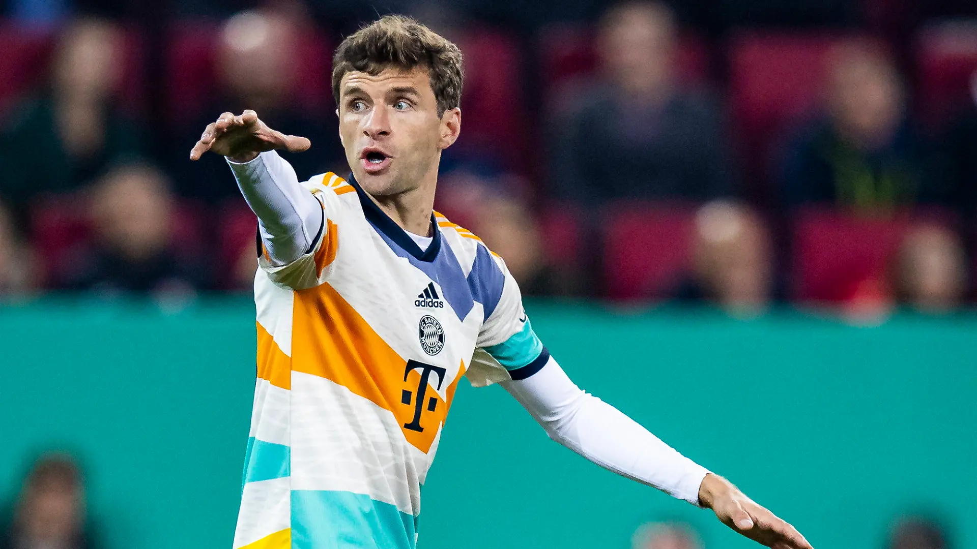 ARCHIV - 19.10.2022, Bayern, Augsburg: Fußball: DFB-Pokal, FC Augsburg - Bayern München, 2. Runde, WWK-Arena. Münchens Thomas Müller gestikuliert. (zu dpa: «Thomas Müller mit Bayerischem Sportpreis ausgezeichnet») Foto: Tom Weller/Deutsche Presse-Agentur GmbH/dpa +++ dpa-Bildfunk +++