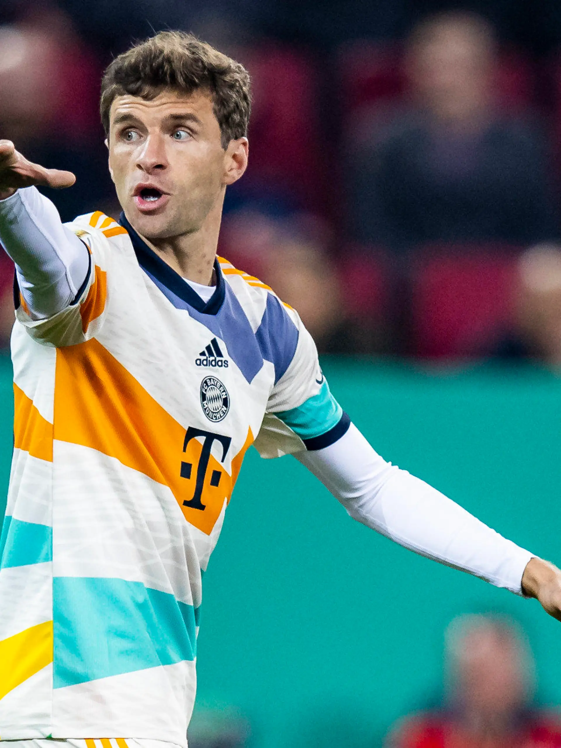 ARCHIV - 19.10.2022, Bayern, Augsburg: Fußball: DFB-Pokal, FC Augsburg - Bayern München, 2. Runde, WWK-Arena. Münchens Thomas Müller gestikuliert. (zu dpa: «Thomas Müller mit Bayerischem Sportpreis ausgezeichnet») Foto: Tom Weller/Deutsche Presse-Agentur GmbH/dpa +++ dpa-Bildfunk +++
