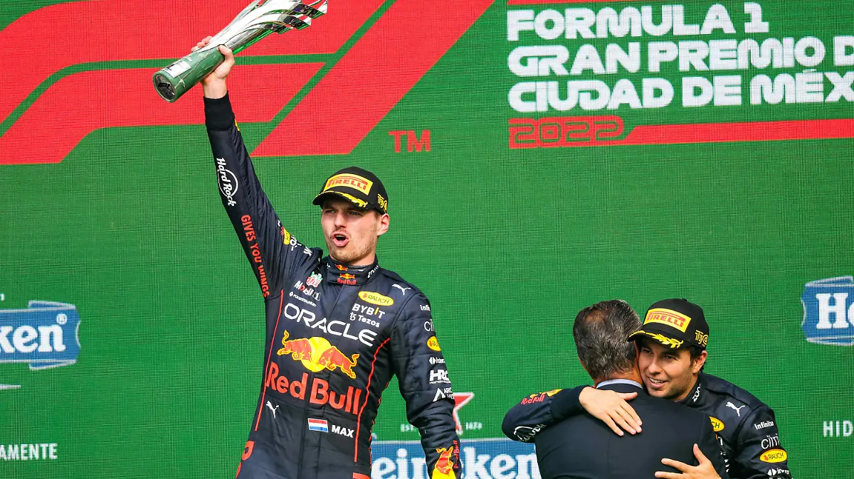 VERSTAPPEN Max ned, Red Bull Racing RB18, PEREZ Sergio mex, Red Bull Racing RB18, SLIM Carlos, podium during the Formula 1 Grand Premio de la Ciudad de Mexico 2022, Mexican Grand Prix 2022, 20th round of the 2022 FIA Formula One World Championship, WM, Weltmeisterschaft from October 28 to 30, 2022 on the Autodromo Hermanos Rodriguez, in Mexico City, Mexico - F1 - MEXICO CITY GRAND PRIX 2022 - RACE DPPI/Panoramic PUBLICATIONxNOTxINxFRAxITAxBEL 20221030_GOOD2171