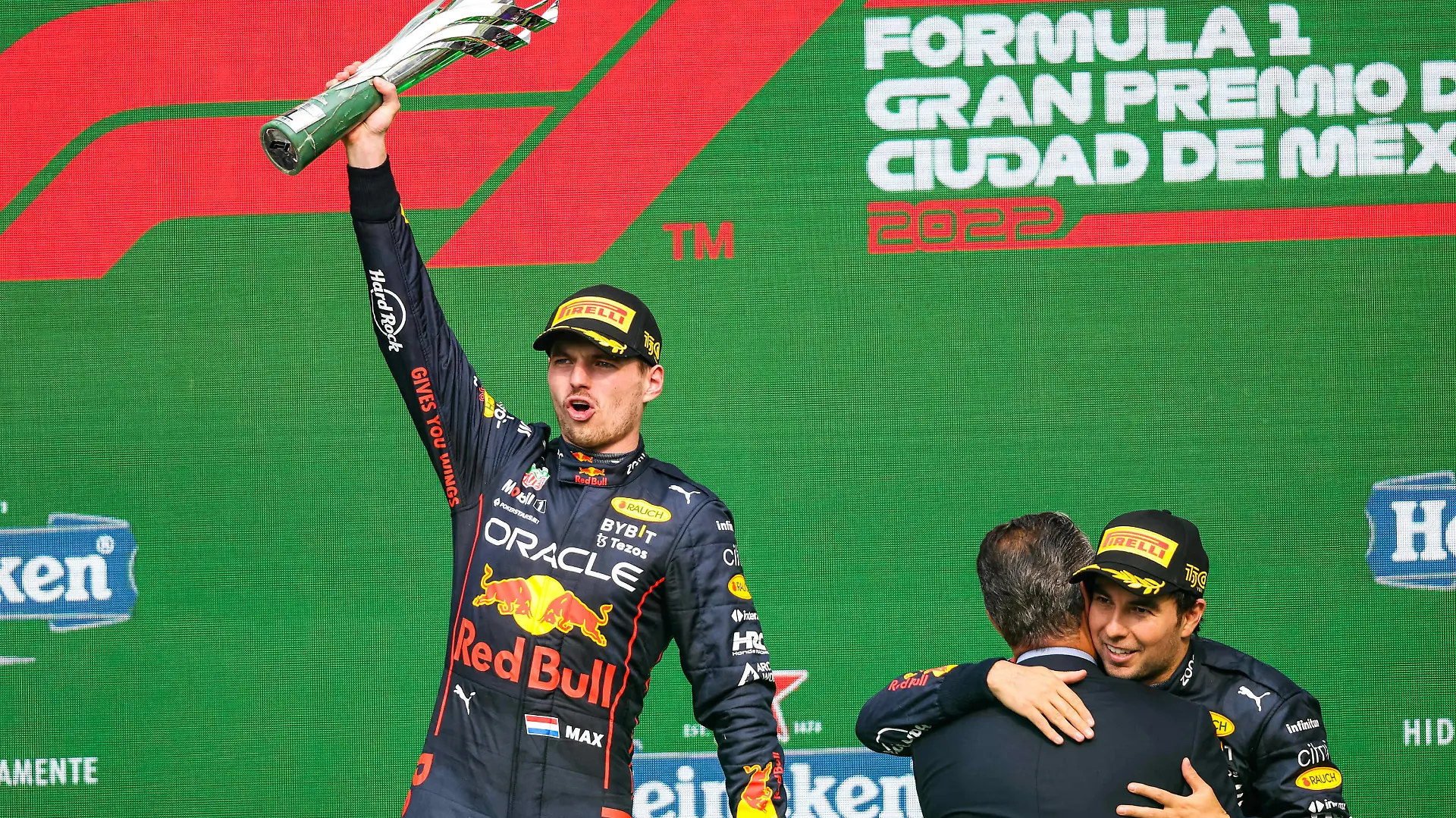 VERSTAPPEN Max ned, Red Bull Racing RB18, PEREZ Sergio mex, Red Bull Racing RB18, SLIM Carlos, podium during the Formula 1 Grand Premio de la Ciudad de Mexico 2022, Mexican Grand Prix 2022, 20th round of the 2022 FIA Formula One World Championship, WM, Weltmeisterschaft from October 28 to 30, 2022 on the Autodromo Hermanos Rodriguez, in Mexico City, Mexico - F1 - MEXICO CITY GRAND PRIX 2022 - RACE DPPI/Panoramic PUBLICATIONxNOTxINxFRAxITAxBEL 20221030_GOOD2171