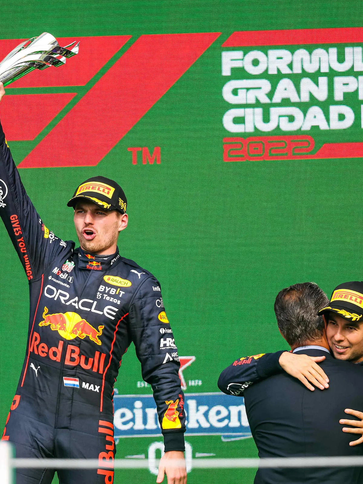  VERSTAPPEN Max ned, Red Bull Racing RB18, PEREZ Sergio mex, Red Bull Racing RB18, SLIM Carlos, podium during the Formula 1 Grand Premio de la Ciudad de Mexico 2022, Mexican Grand Prix 2022, 20th round of the 2022 FIA Formula One World Championship, WM, Weltmeisterschaft from October 28 to 30, 2022 on the Autodromo Hermanos Rodriguez, in Mexico City, Mexico - F1 - MEXICO CITY GRAND PRIX 2022 - RACE DPPI/Panoramic PUBLICATIONxNOTxINxFRAxITAxBEL 20221030_GOOD2171