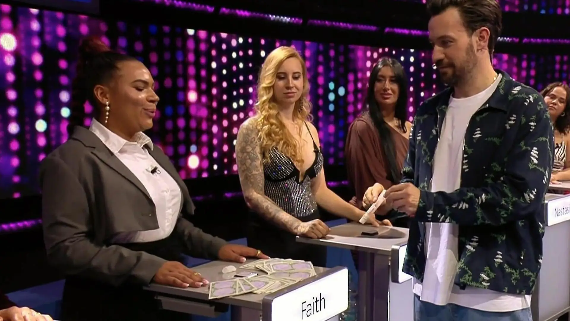 Die Tarotkarten verheißen Großes für die Single-Ladys Take Me Out: Jan Köppen darf Schicksal spielen